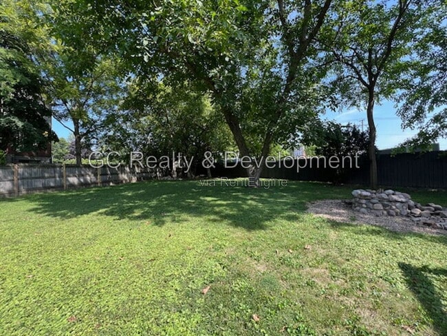 Building Photo - 2 Hiawatha Dr