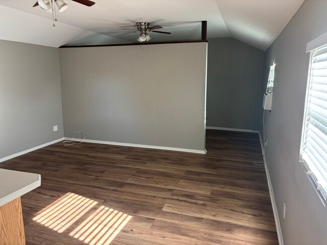 Building Photo - 1042 5th St