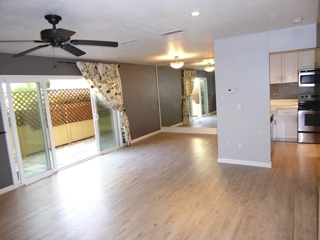 Building Photo - Upgraded End-Unit Townhome