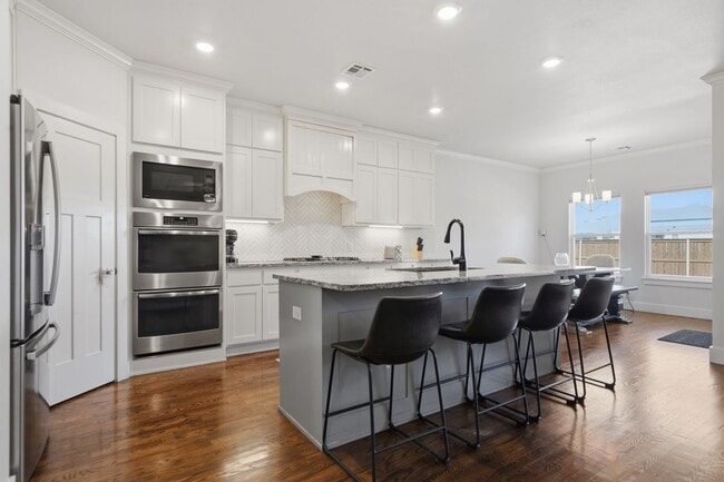 Building Photo - Stunner! This beautiful home features a spacious open floor plan with primary suite and private o...