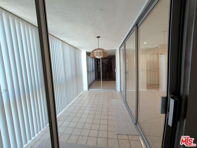 Building Photo - 415 Montana Ave