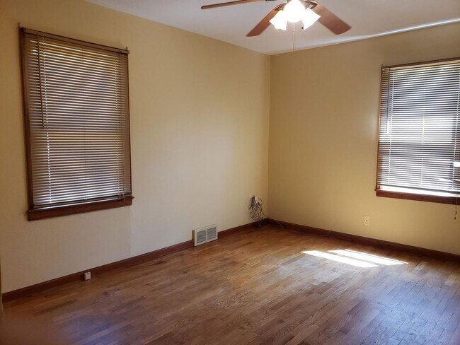 Building Photo - 1403