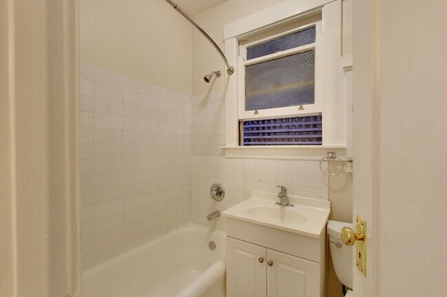 Building Photo - Parking! 2BR. Private Patio!  DISHWASHER! On-Site LAUNDRY! HARDWOOD!