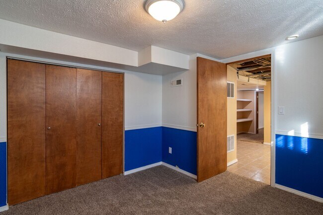 Building Photo - 5 Bed 2 Bath Home Available in Spokane Valley!