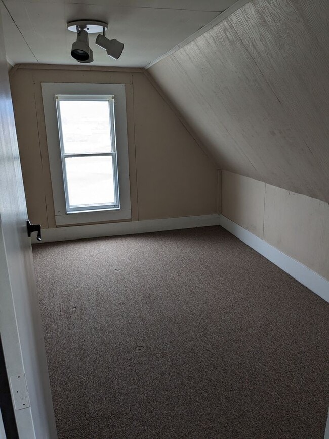 Building Photo - 3 Bed 2 Bath House Near Downtown Belgrade - Dogs Negotiable!