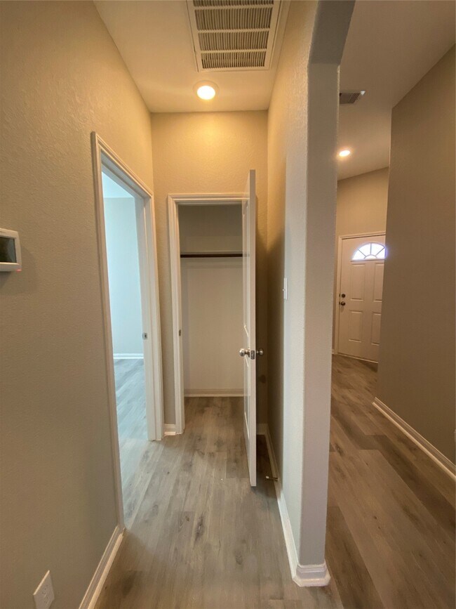 Building Photo - 16620 Merry Pines Dr