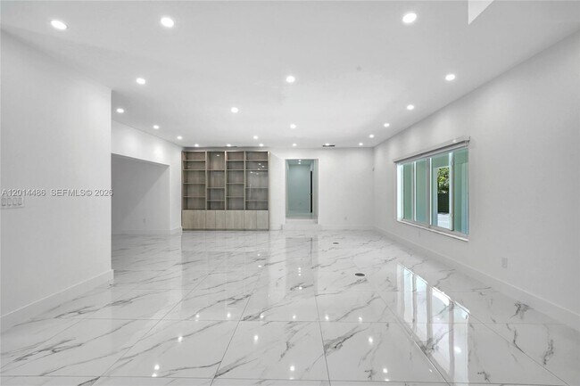 Building Photo - 711 Sunset Dr