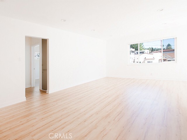 Building Photo - 2027 Vista Del Mar Ave