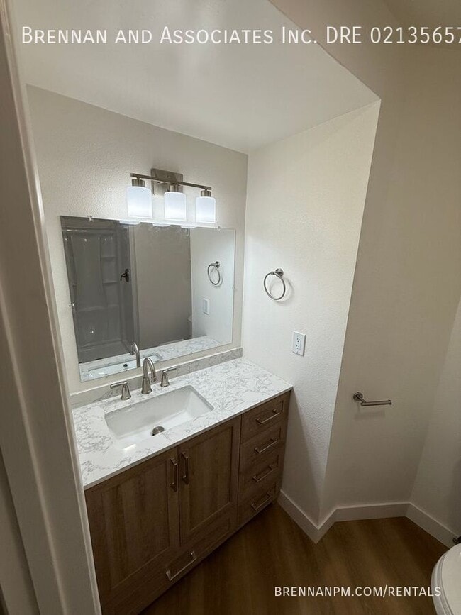 Building Photo - 35 Flower St