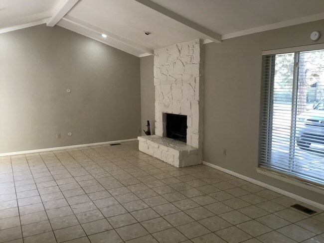 Building Photo - 3205 Raintree Rd