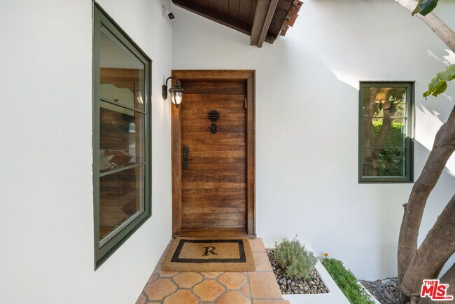 Building Photo - 441 Flores St