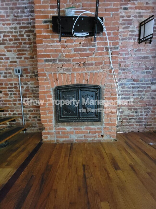 Building Photo - 1019 S 10th St