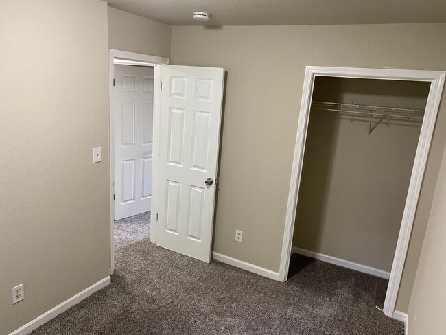 Building Photo - Fall in Love with this Cozy 2 Bedroom House!