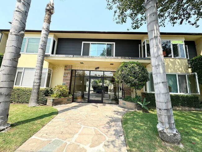 Primary Photo - 905 N Sweetzer Ave