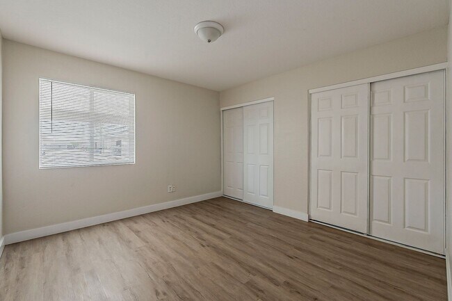Building Photo - Clean! 3 bed 2 bath Town Home - Central PHX - Gated - Pool!
