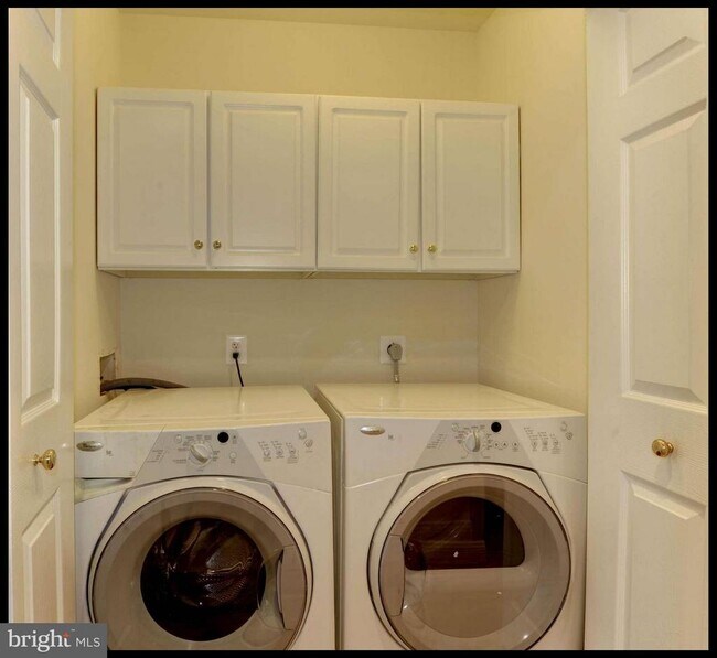 Building Photo - 2217 N Oak Ct