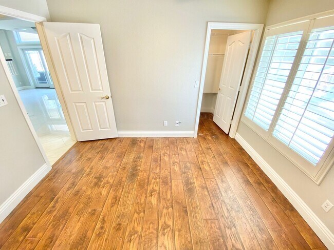 Building Photo - BEAUITFUL GATED PROPERTY 6 BEDROOMS/3 FULL...