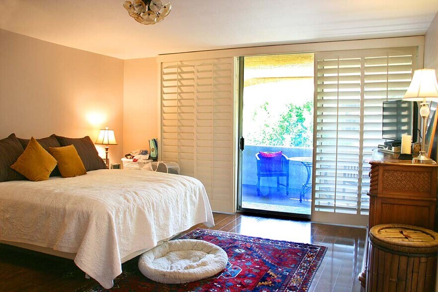 Master bedroom - 5266 Lindley Ave