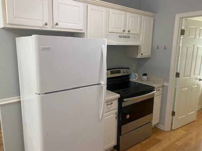 Building Photo - Welcome to this charming 3 bedroom, 2 bath...