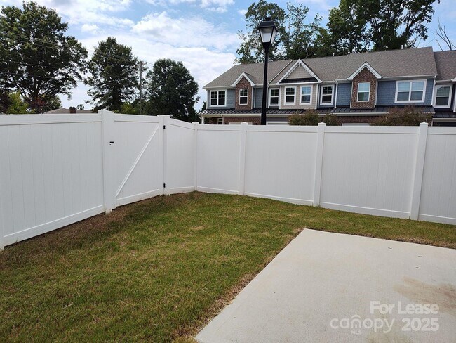 Building Photo - 2153 Bexar Trl