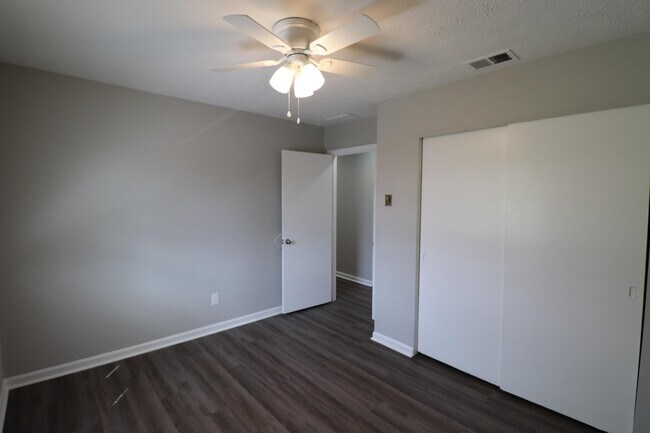 Building Photo - 521 Foxwood Dr