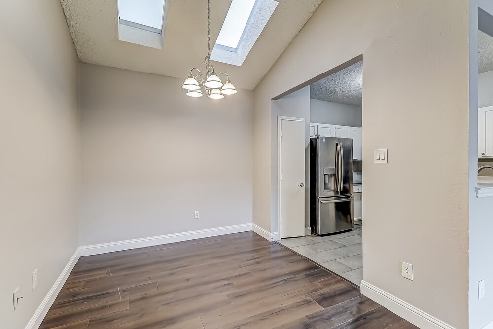 Building Photo - 1162 Hemlock Dr