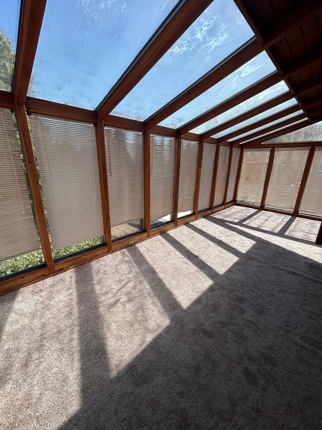 Building Photo - Historic 3 Bedroom, 1.5 Bath Home in Downt...