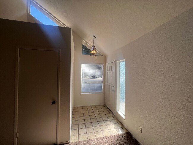 Building Photo - Floyd Ave - Duplex