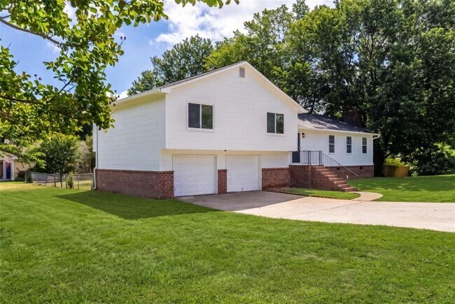 Building Photo - 2250 Ridge Forest Dr