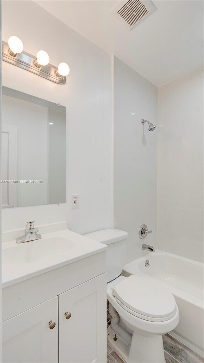 Building Photo - 1085 NE 128th St