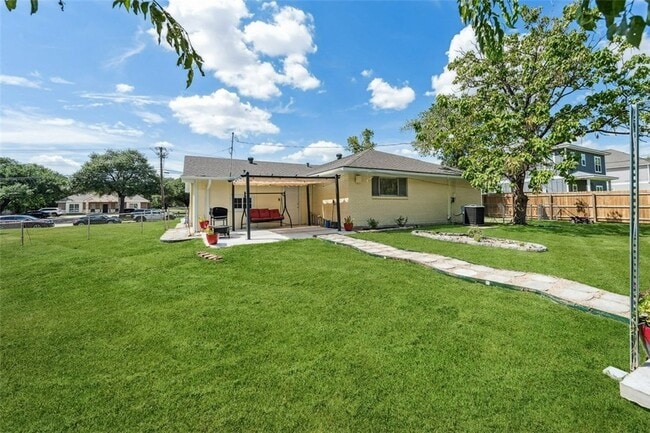 Building Photo - 1004 Dominik Dr