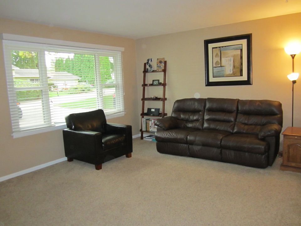 Living room - 1928 North Oak St