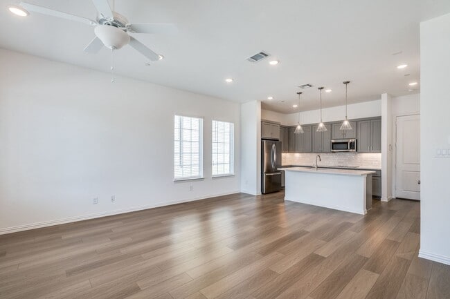 Building Photo - Brand New 3 bd / 2.5 ba Luxury Townhouse i...