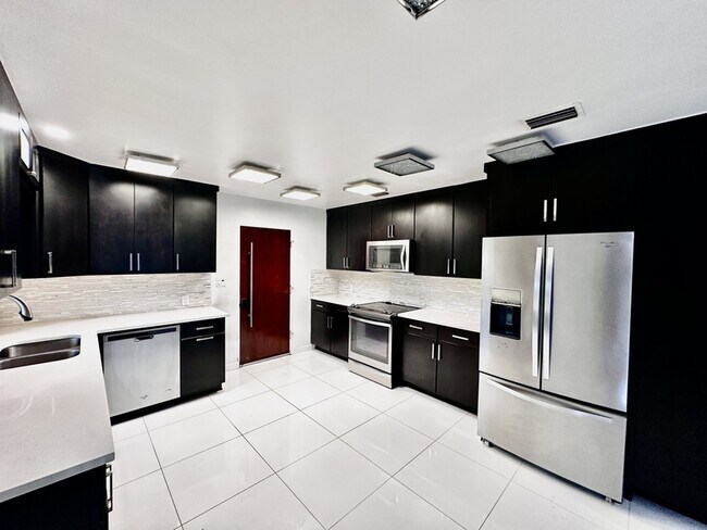 Building Photo - 7210 Seminole Dr