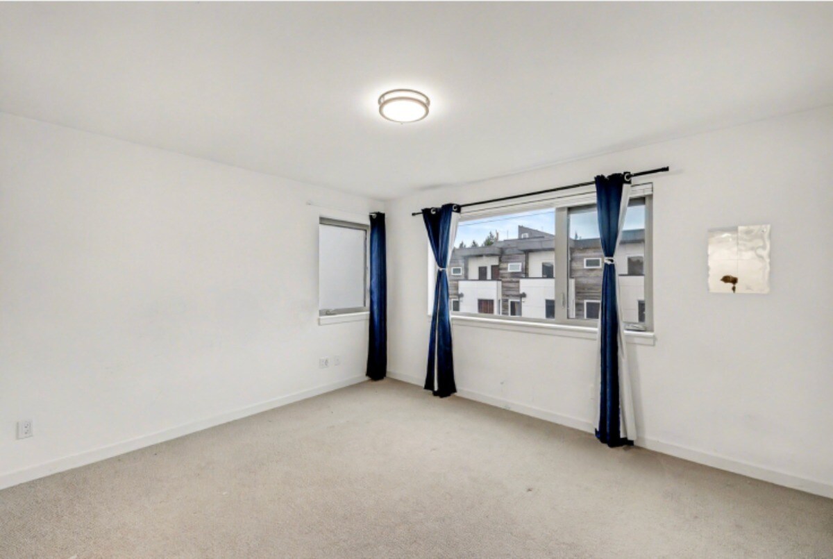 Building Photo - 2405 S Holgate St