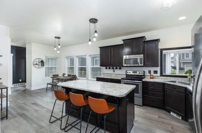 Building Photo - Modern 3-Bed Home with Finished Basement