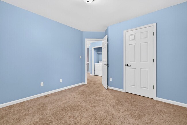 Building Photo - 5495 Hampton Ct
