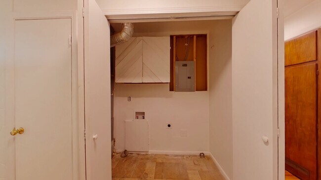 Building Photo - 3 Bedroom Home