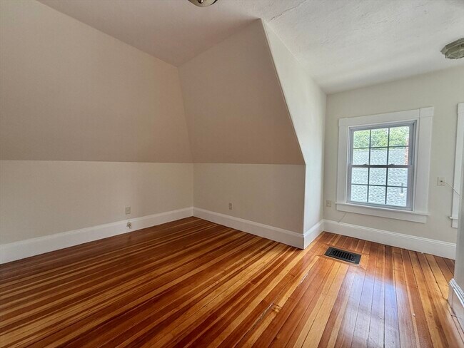 Building Photo - 21 Bentley St