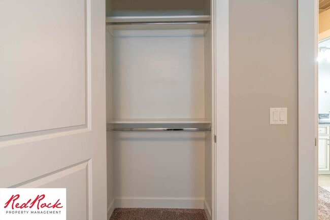 Building Photo - Spacious 4 Bedroom, 2.5 Bathroom Centrally...