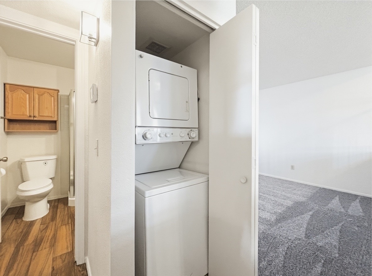 Building Photo - 921 W University Dr