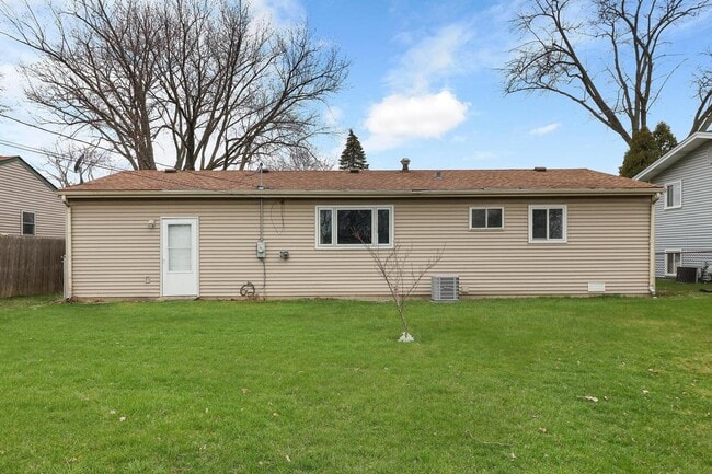 Building Photo - 1180 Larkdale Row