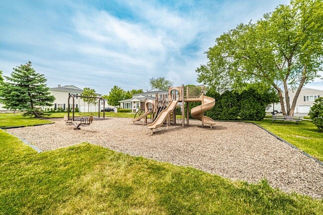 Building Photo - 1553 Cove Dr