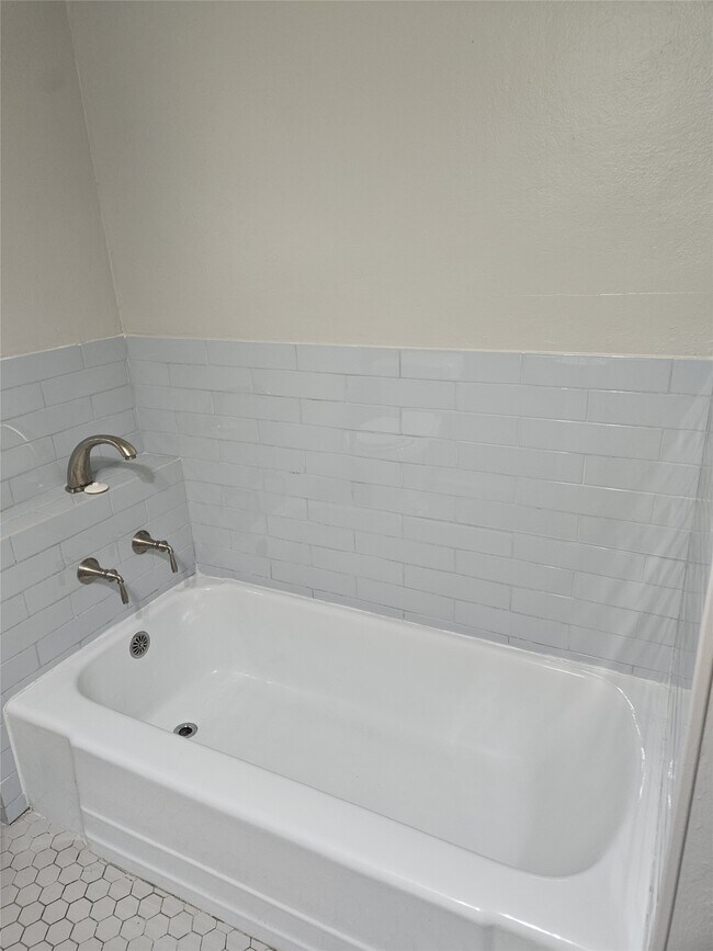 Building Photo - 109 Sunnyview Ave