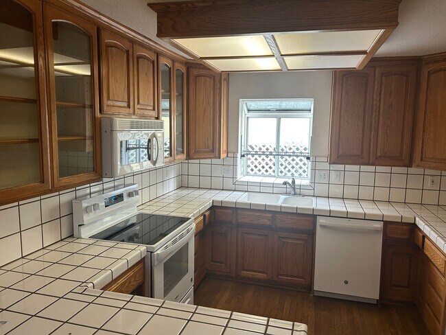 Building Photo - 4 Bedroom 2 bath in Oakdale Ca