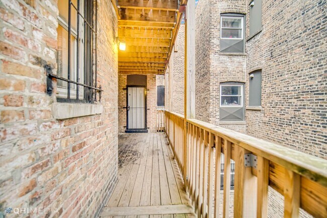 Building Photo - Great Apartment, Lots of light and Exposed...