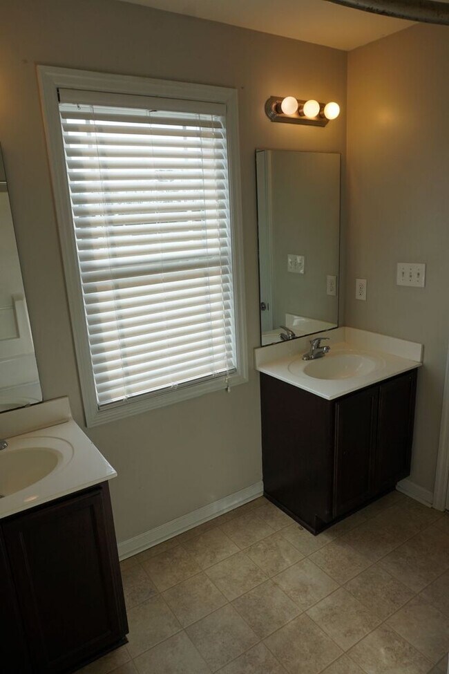 Building Photo - 3 Bedroom 2.5 Bathroom with a Bonus Room located in The Cottages at Petersburg Subdivision, Richl...