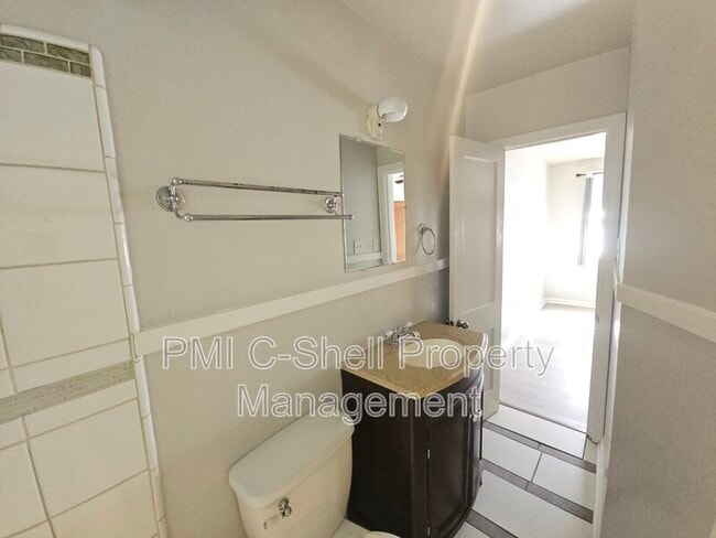 Building Photo - 210 N Pinewood Ln