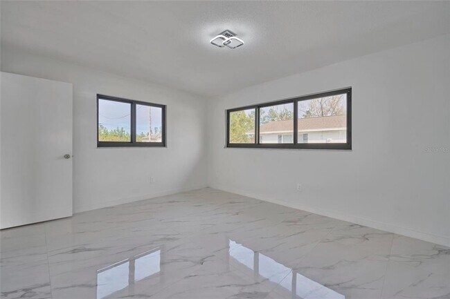 Building Photo - 2310 Laguna Dr