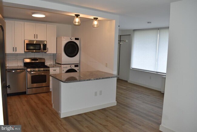 Building Photo - 3705 S George Mason Dr